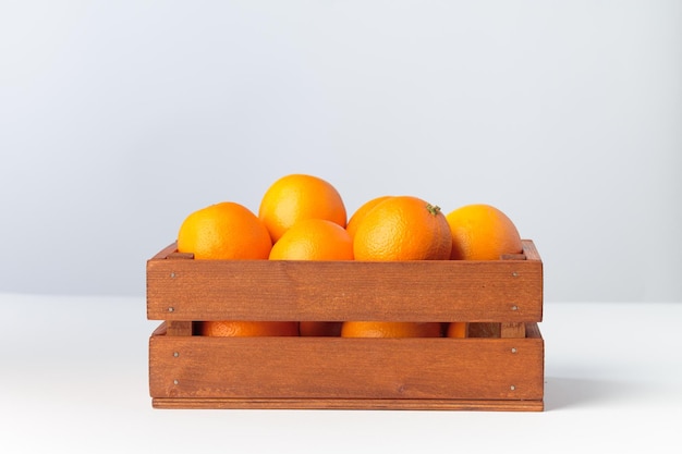 naranjas en una caja de madera