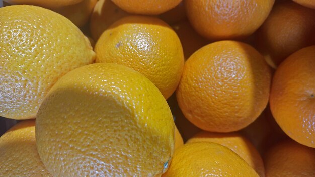 naranjas cercanas en un mercado