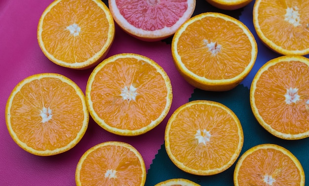 Naranjas cortadas en una textura de color