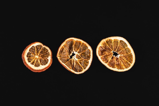 Naranjas deshidratadas sobre fondo negro