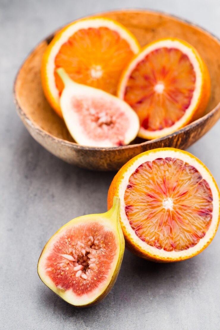 Foto naranjas e higos sangrientos de sicilia. poca profundidad de campo.
