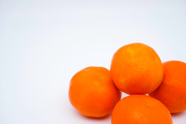 Naranjas enteras frescas y maduras aisladas sobre fondo blanco con espacio de copia Vista de cerca