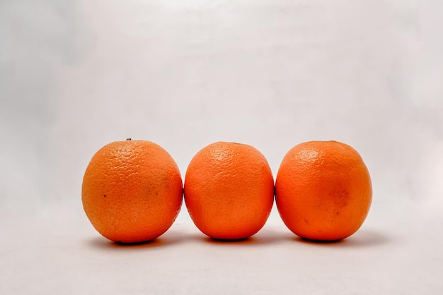 naranjas enteras sobre fondo blanco