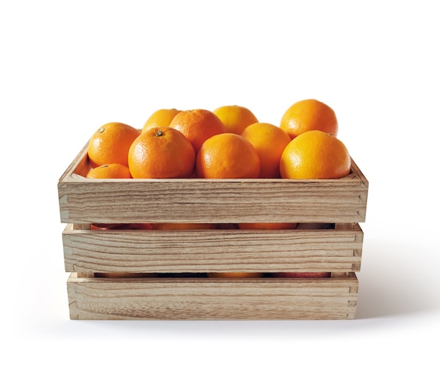 Naranjas frescas en una caja de madera