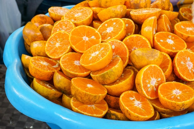 Naranjas frescas cortadas a la mitad, para jugo de naranjas
