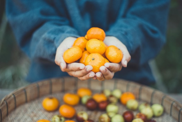 Naranjas frescas de la granja Naranja en manos del trabajador Primer plano