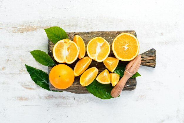 Foto naranjas frescas con hojas cítricos sobre fondo blanco de madera vista superior espacio de copia libre