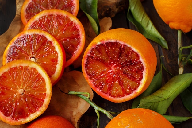 Naranjas frescas con hojas en una mesa antigua