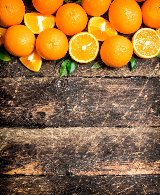 Naranjas frescas con hojas verdes