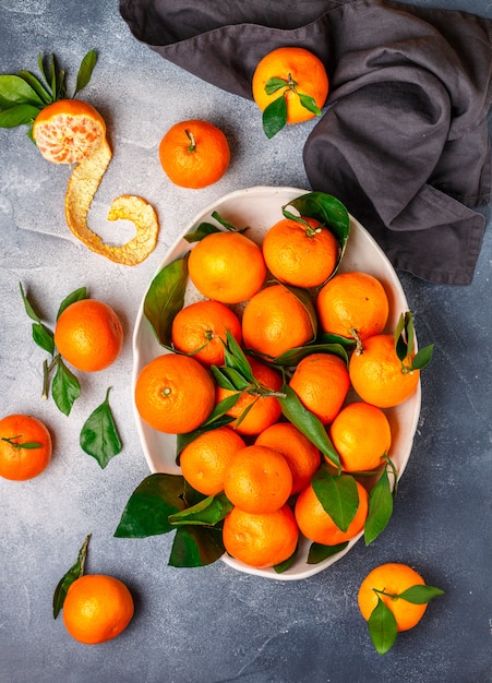 Naranjas frescas con hojas