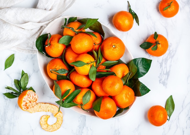 Naranjas frescas con hojas