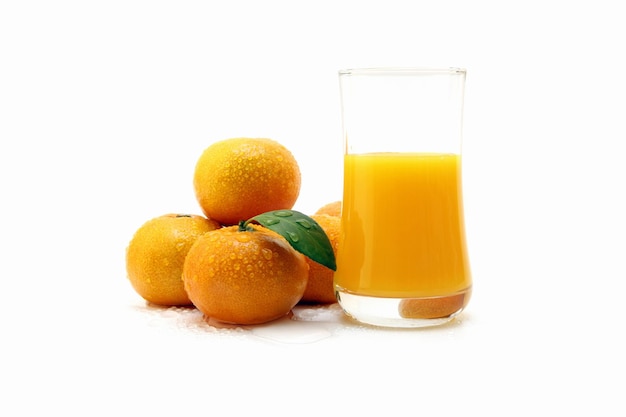 Naranjas frescas y jugo de naranja con gotas de agua que fluyen