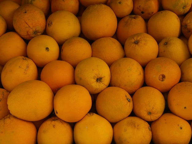 Naranjas frescas en el mercado