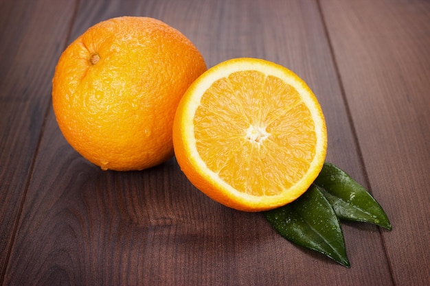 naranjas frescas en la mesa de madera marrón