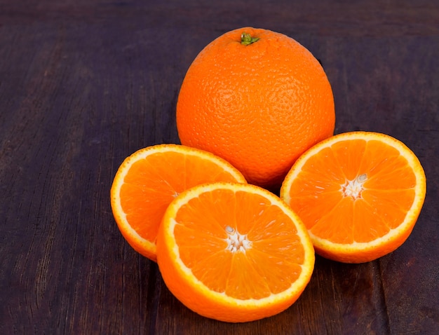 Naranjas frescas en una mesa de madera