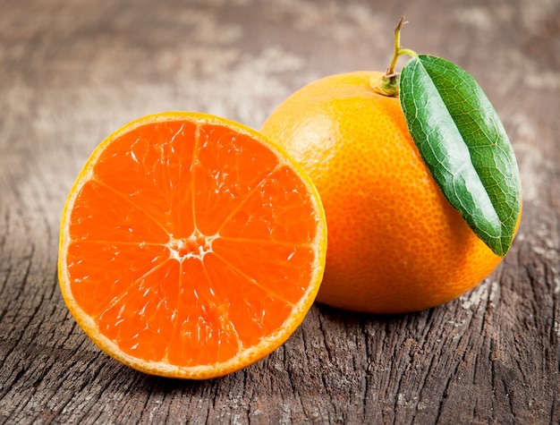 Naranjas frescas en la mesa de madera