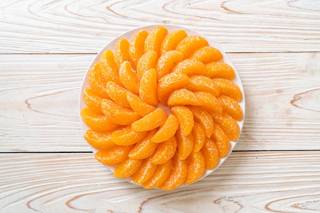 naranjas frescas en placa