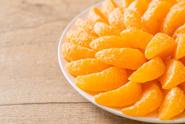 naranjas frescas en placa