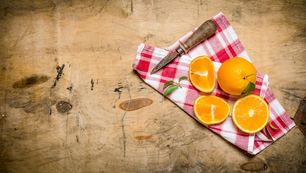 Naranjas frescas en rodajas sobre la tela.