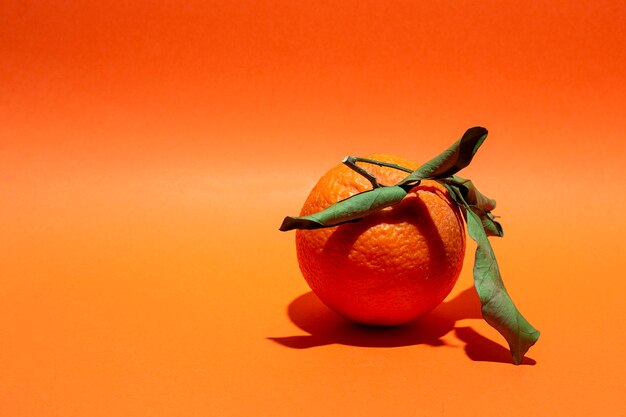 Naranjas frescas sobre fondo naranja