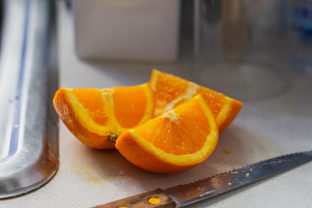 Naranjas frescas sobre una mesa cortadas para hacer jugo