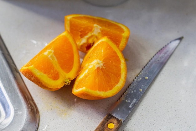 Naranjas frescas sobre una mesa cortadas para hacer jugo