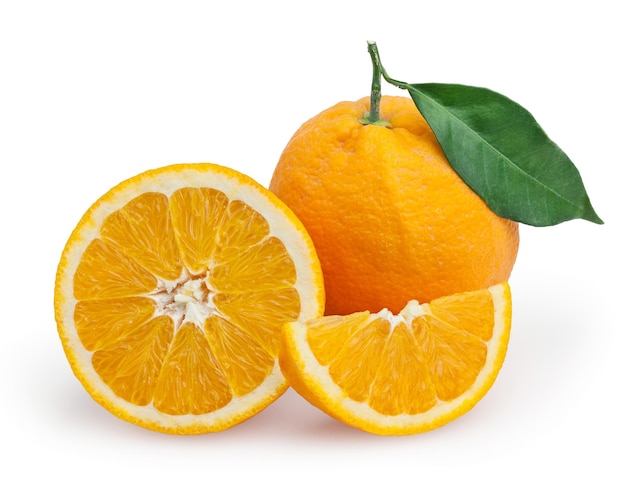 Naranjas con hoja aislado sobre fondo blanco.