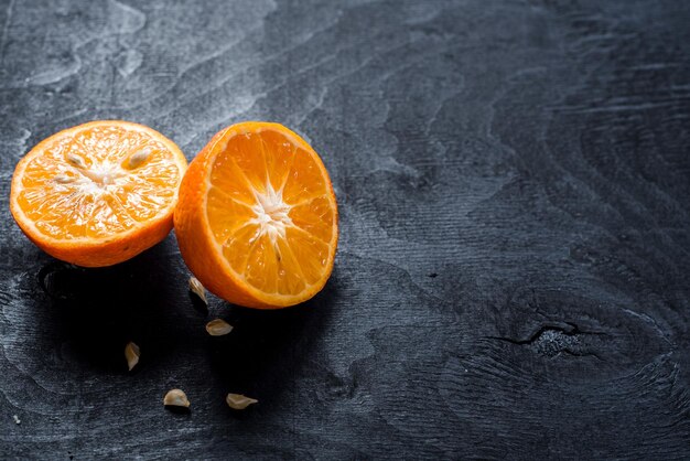 Naranjas jugosas sobre fondo negro. copia espacio