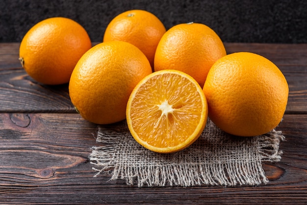 Naranjas en madera oscura.