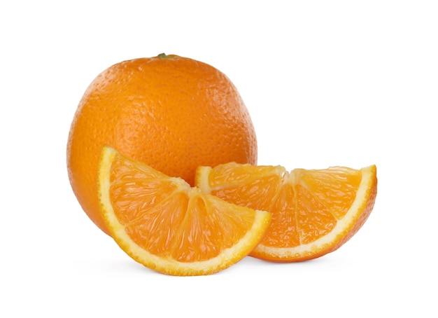 Naranjas maduras cortadas y enteras sobre fondo blanco.