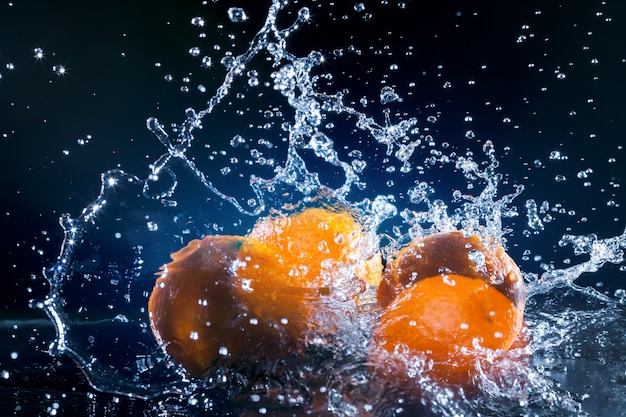 Naranjas maduras en espejo