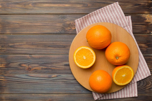 Naranjas maduras frescas en la tabla de cortar en la mesa Vista superior Endecha plana