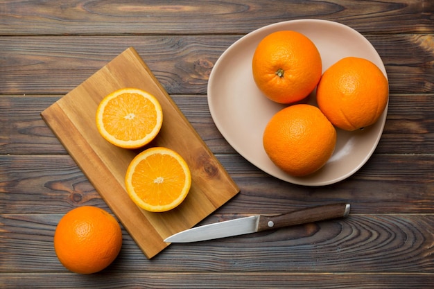 Naranjas maduras frescas en la tabla de cortar en la mesa Vista superior Endecha plana