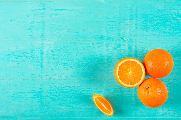 Naranjas maduras jugosas sobre un fondo de madera azul