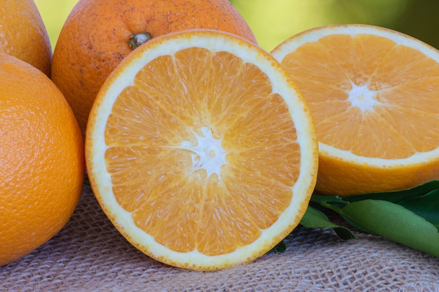 Naranjas maduras en la mesa