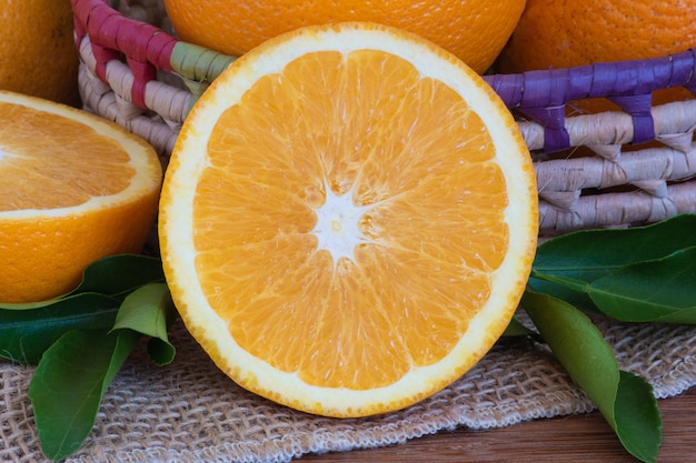 Naranjas maduras en la mesa