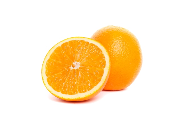 Naranjas maduras sobre un fondo blanco aislado.