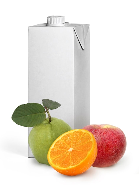 Naranjas manzanas guayaba y caja de jugo de fruta blanca vacía aislado sobre fondo blanco.