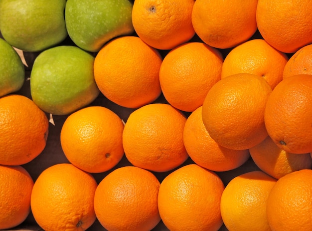 naranjas y manzanas verdes