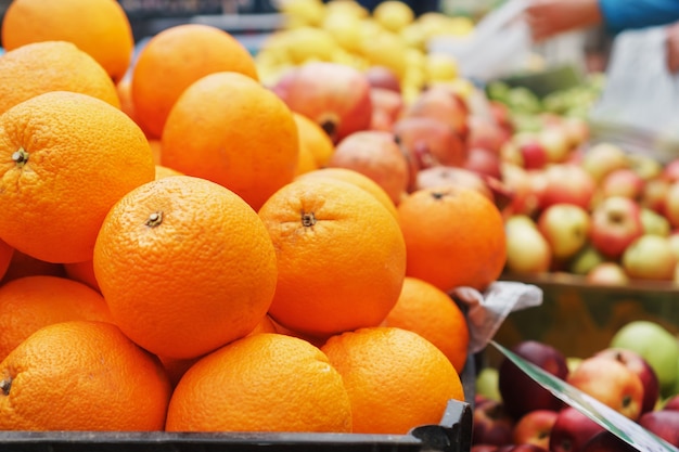 Naranjas en el mercado de cerca en el mostrador del mercado