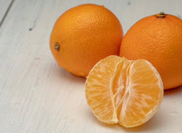 naranjas en una mesa de madera blanca