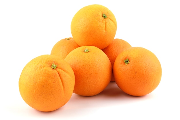 Naranjas de ombligo frescas aisladas en blanco