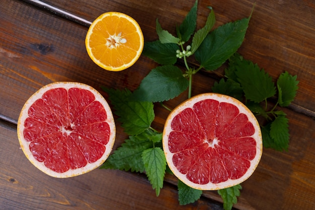 Naranjas y pomelo en una mesa de madera marrón