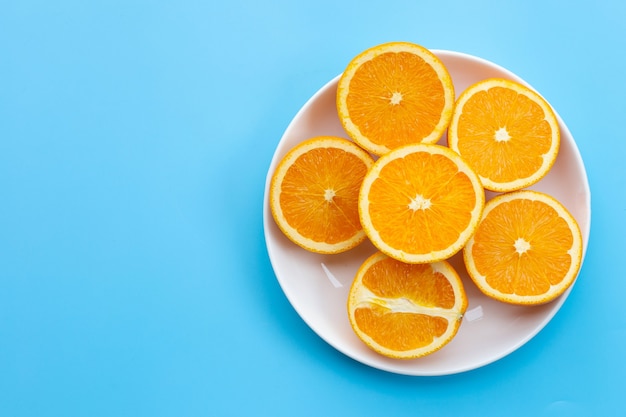 Naranjas en rodajas en azul. Alto contenido de vitamina C, jugoso y dulce.