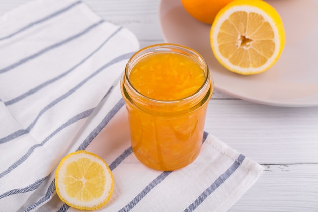 Naranjas en rodajas y mermelada de naranja en un frasco de vidrio