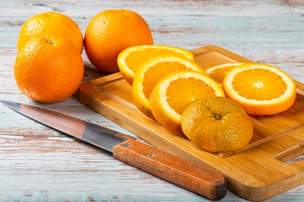 Naranjas en rodajas sobre la mesa