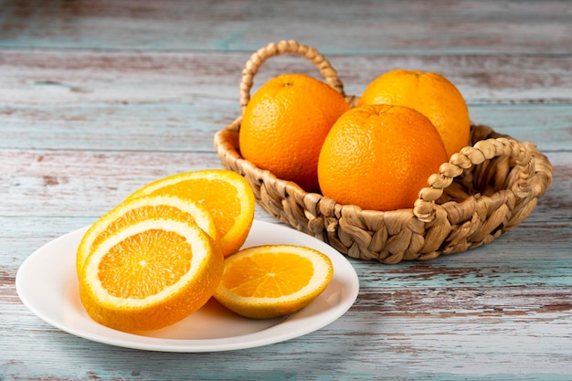 Naranjas en rodajas sobre la mesa