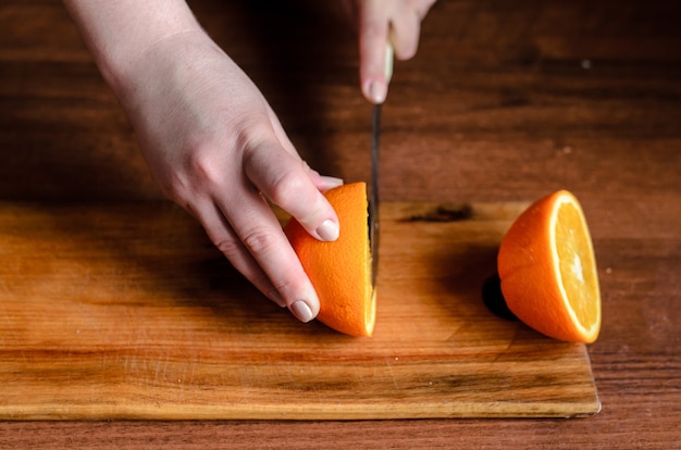 Naranjas en rodajas sobre una tabla de madera