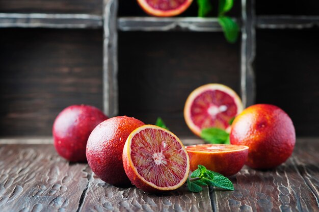 Naranjas rojas dulces en la mesa de madera