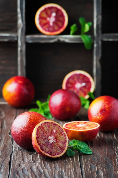 Naranjas rojas dulces sangrientas en la mesa de madera